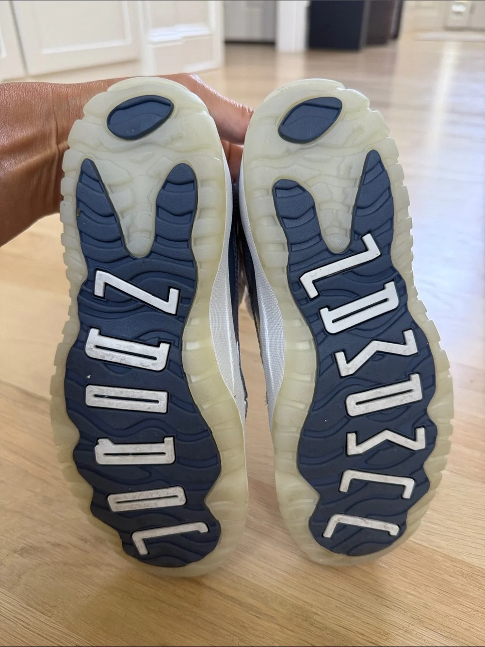 Jordan Kids Low-Top Sneakers in Navy and White